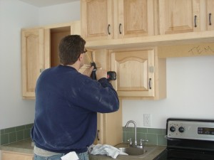 Installing the Kitchen Cabinets onthe Pennwest/Manorwood Homes Assembly Line